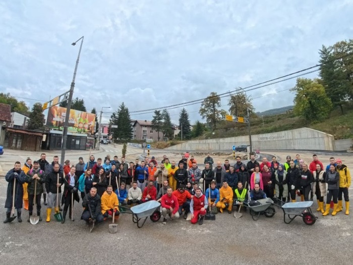 Djeca Bosne i Hercegovine čiste poplavom pogođena mjesta: Zlatna mladost