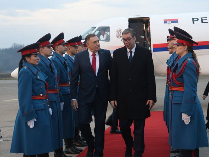 Dodik dočekao Vučića na aerodromu Banjaluka