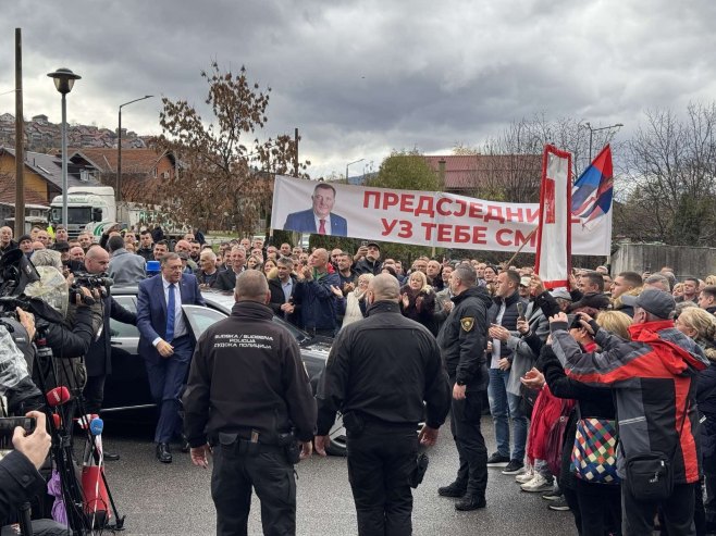 Dodik stigao u Sud BiH, i danas dočekan aplauzom i pjesmom