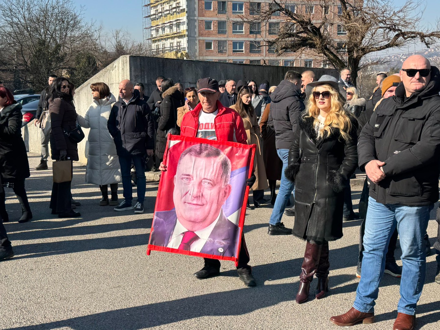 Dodikove pristalice i danas pred Sudom BiH, čekaju da ga isprate na novo ročište