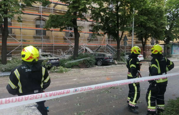 Drama u Zagrebu: Srušila se skela, radnici bježali, oštećeni automobili