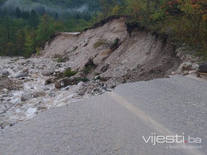 Dramatičan snimak iz Jablanice: 'Put ne postoji ... ne idite dole'