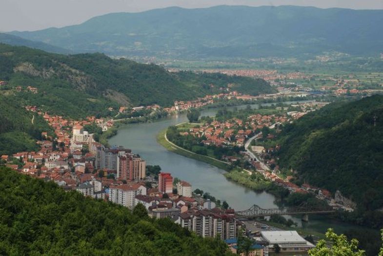 Dvije nesreće u Zvorniku: Jedna osoba poginula dok je čistila snijeg, drugu ugušio plin