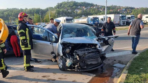 Dvoje povrijeđenih u teškoj saobraćajnoj nesreći kod Tešnja