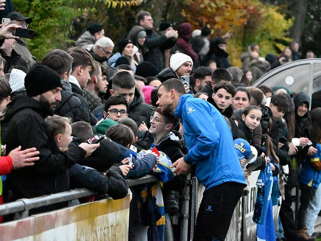 Edin Džeko u centru pažnje na treningu BiH u Karsruheu