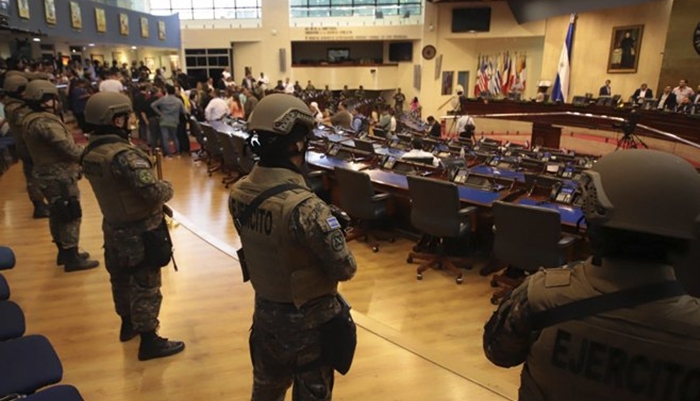 El Salvador: Naoružani policajci i vojnici ušli u parlament tražeći da vlast digne kredit