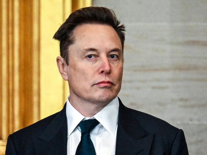 Elon Musk se na X-u od danas zove Harry Bōlz