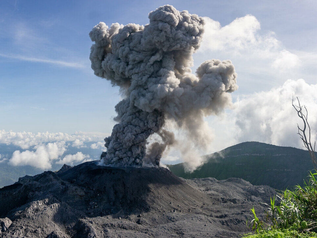Eruptirao vulkan Ibu, mještanima savjet da nose maske i naočale