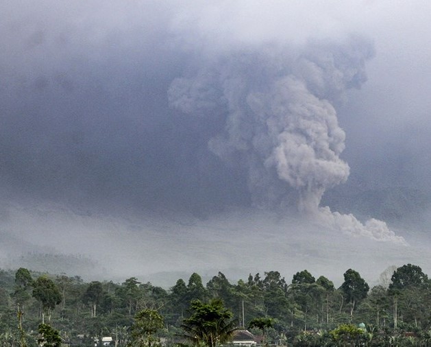 Eruptirao vulkan na indonezijskom otoku Java, pepeo išao kilometar u visinu