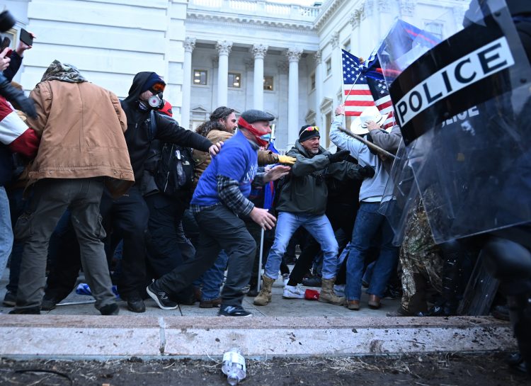 FBI: Nema dokaza o sudjelovanju pokreta Antifa u neredima na Capitolu