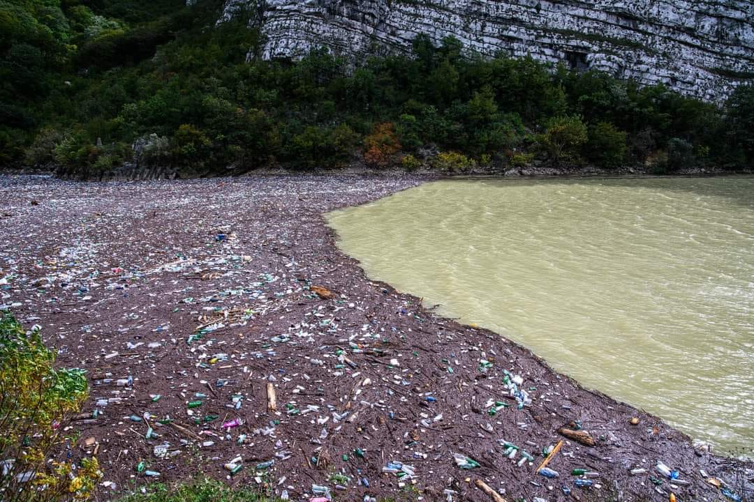 FOTO / Dijelovi toka Neretve zatrpani smećem, prijeti ekološka katastrofa