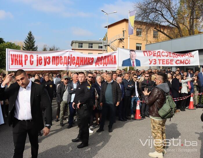 FOTO&VIDEO / Dodikove pristalice stigle pred Sud BiH: 'Predsjedniče, uz tebe smo'