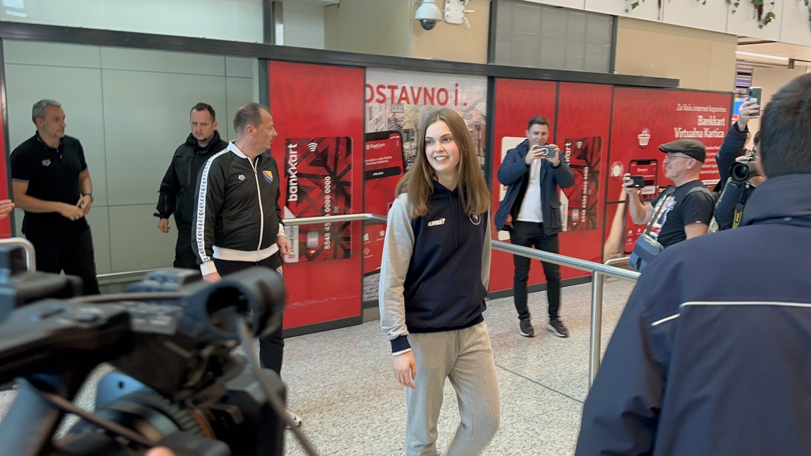 FOTO / Lana Pudar stigla na aerodrom u Sarajevo