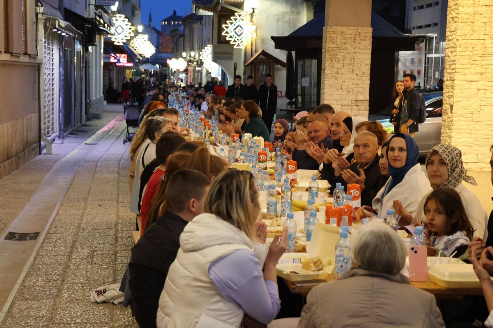 Foto: Mostarci se okupili na zajedničkom iftaru na otvorenom