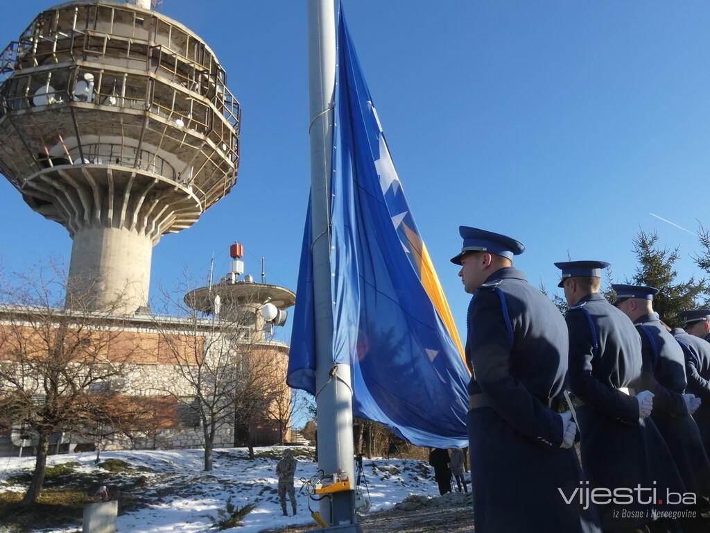 Foto: Na brdu Hum vijori se zastava BiH povodom Dana državnosti!