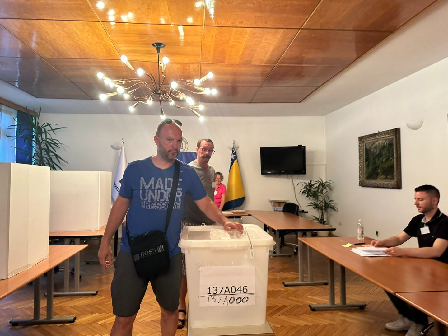 FOTO: Počelo glasanje na referendumu za opoziv Hadžibajrića