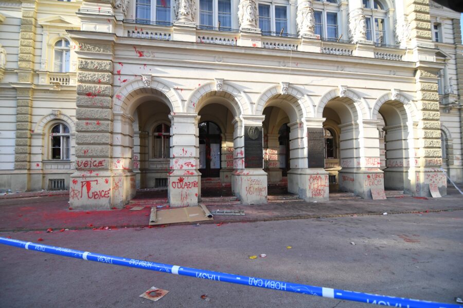 FOTO / Potpuni haos u Novom Sadu, pogledajte kako izgleda jutro nakon protesta