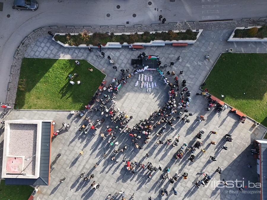 Video&Foto / Potresni prizori asociraju na stradanja: Performans za Palestinu u Sarajevu