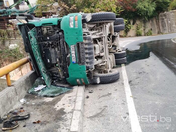 Foto: Prevrnuo se kamion na Bentbaši