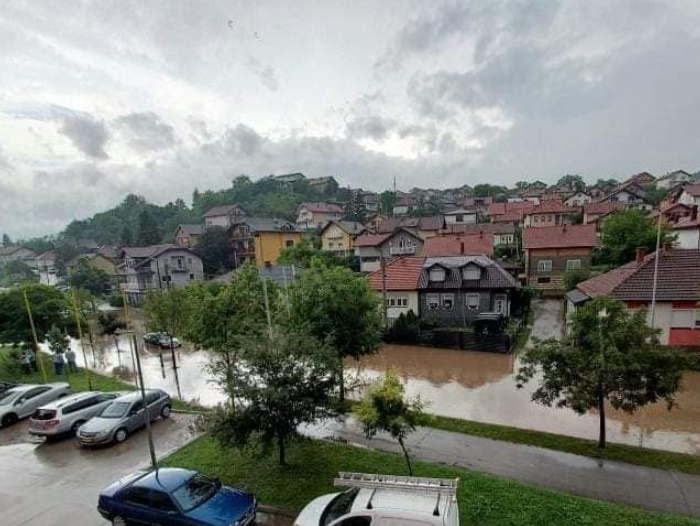 FOTO / Ulice u Doboju poplavljene nakon pljuskova i grmljavine