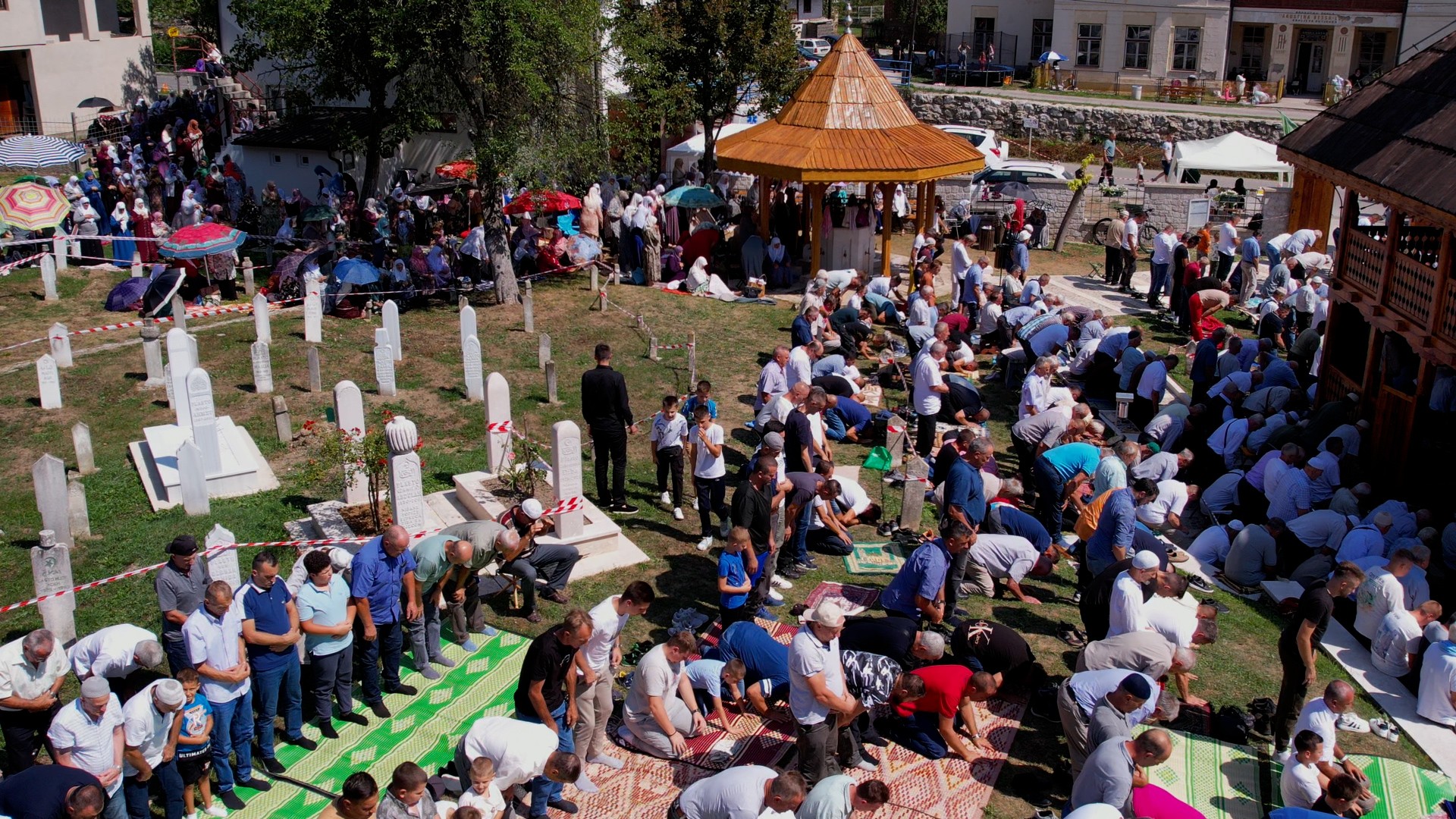 FOTO / Veliki broj vjernika na mevludu i dovi u Kraljevoj Sutjesci