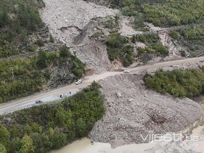 Foto / Video: Pogledajte stanje ceste i pruge kod Komadinovog vrela