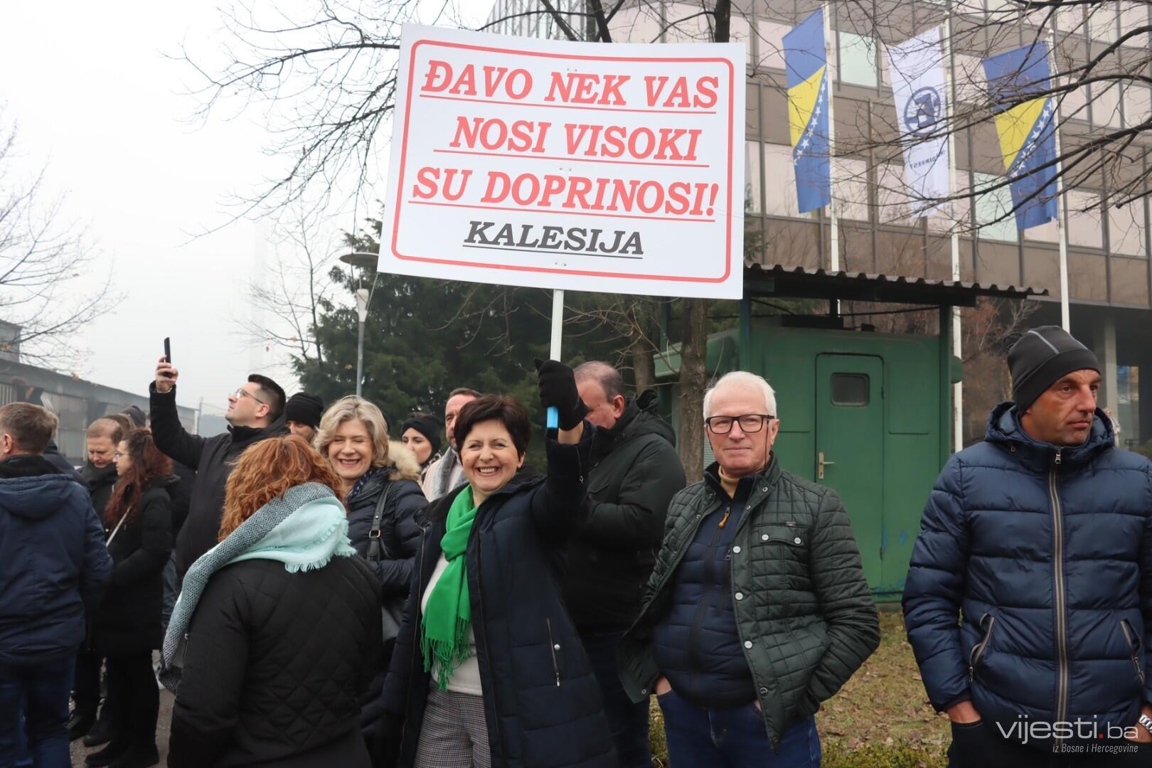 Foto/Video: Protest malih privrednika ispred Vlade FBiH