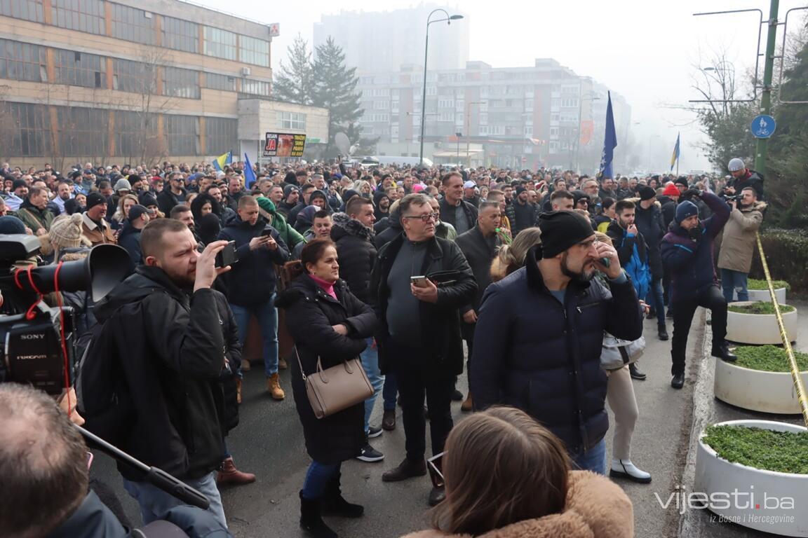 Foto/Video: Protest malih privrednika ispred Vlade FBiH