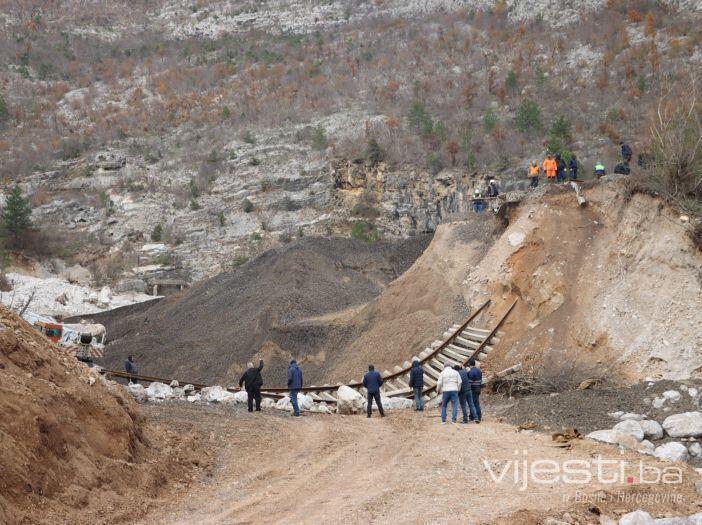 Foto/Video: Srušen dio pruge koji je dva mjeseca ‘visio u zraku’