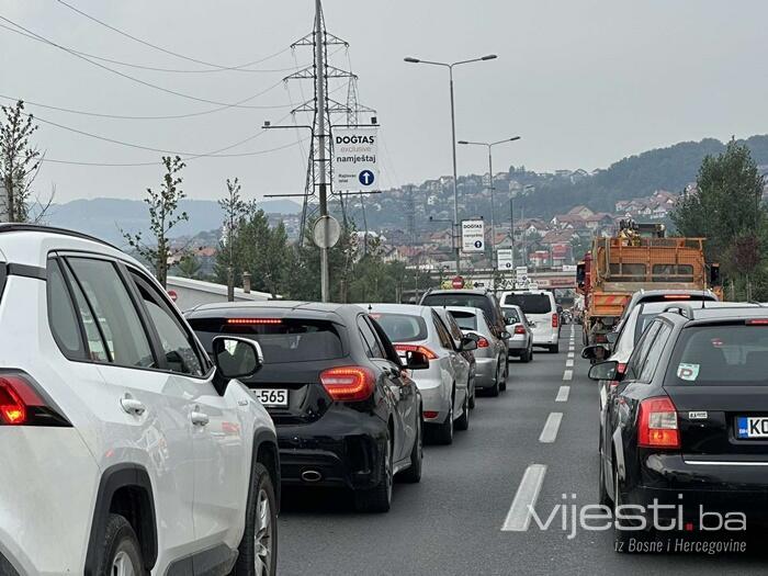 FOTO / Vozači, strpljenje: Zbog udesa na izlazu iz Sarajeva formirane kilometarske kolone