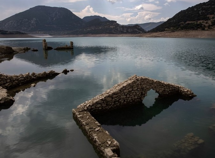 FOTO / Zbog velike suše, u Grčkoj 'izronilo' potopljeno selo