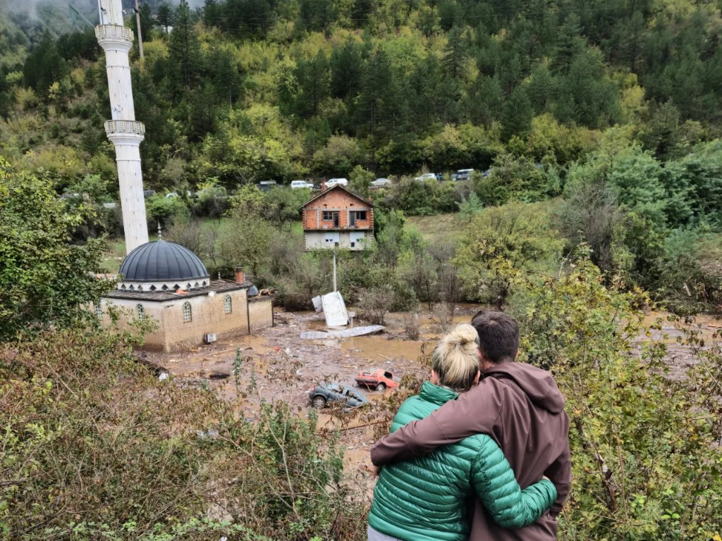 Fotografija koja slama srca: Zagrljaj brata i sestre gledaju na uništen dom