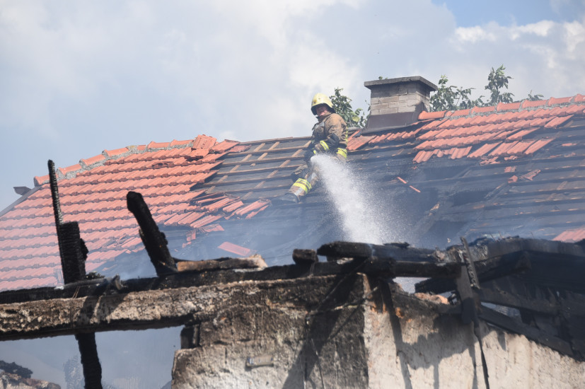 Gori kuća u Sarajevu, povrijeđen vatrogasac