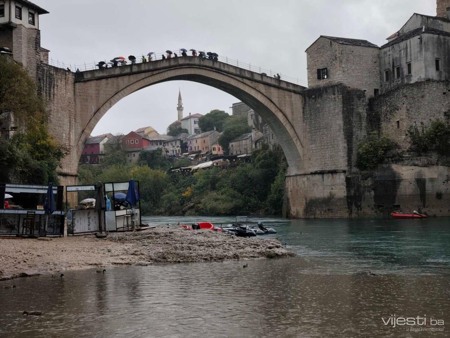 Kadrovi kišnog Mostara: Obilne padavine ne prestaju, upozorenje na poplave