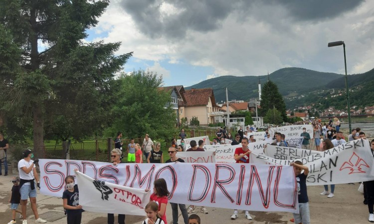 Građani Goražda i dalje protestuju protiv gradnje visokih zidova na Drini