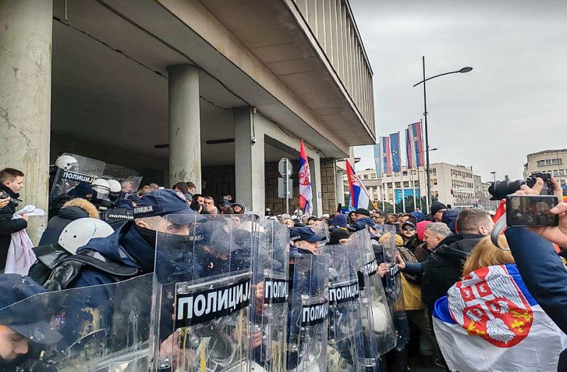 Građani Novog Sada jajima zasuli policiju ispred Skupštine Grada