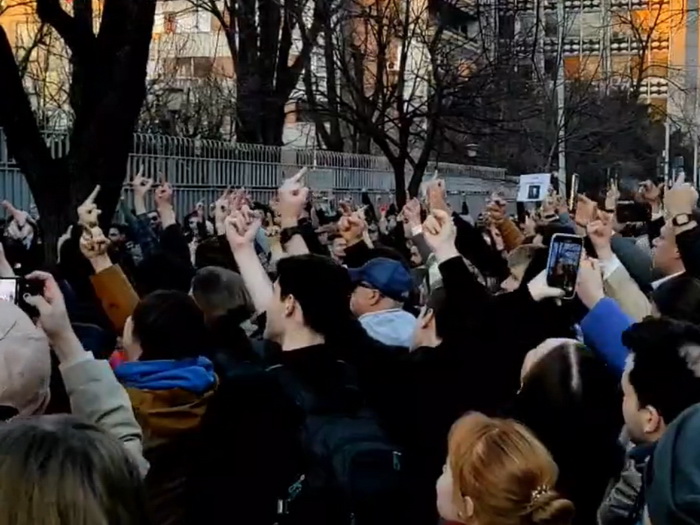 Građani protestuju ispred ambasade Rusije u Beogradu zbog smrti Navalnog