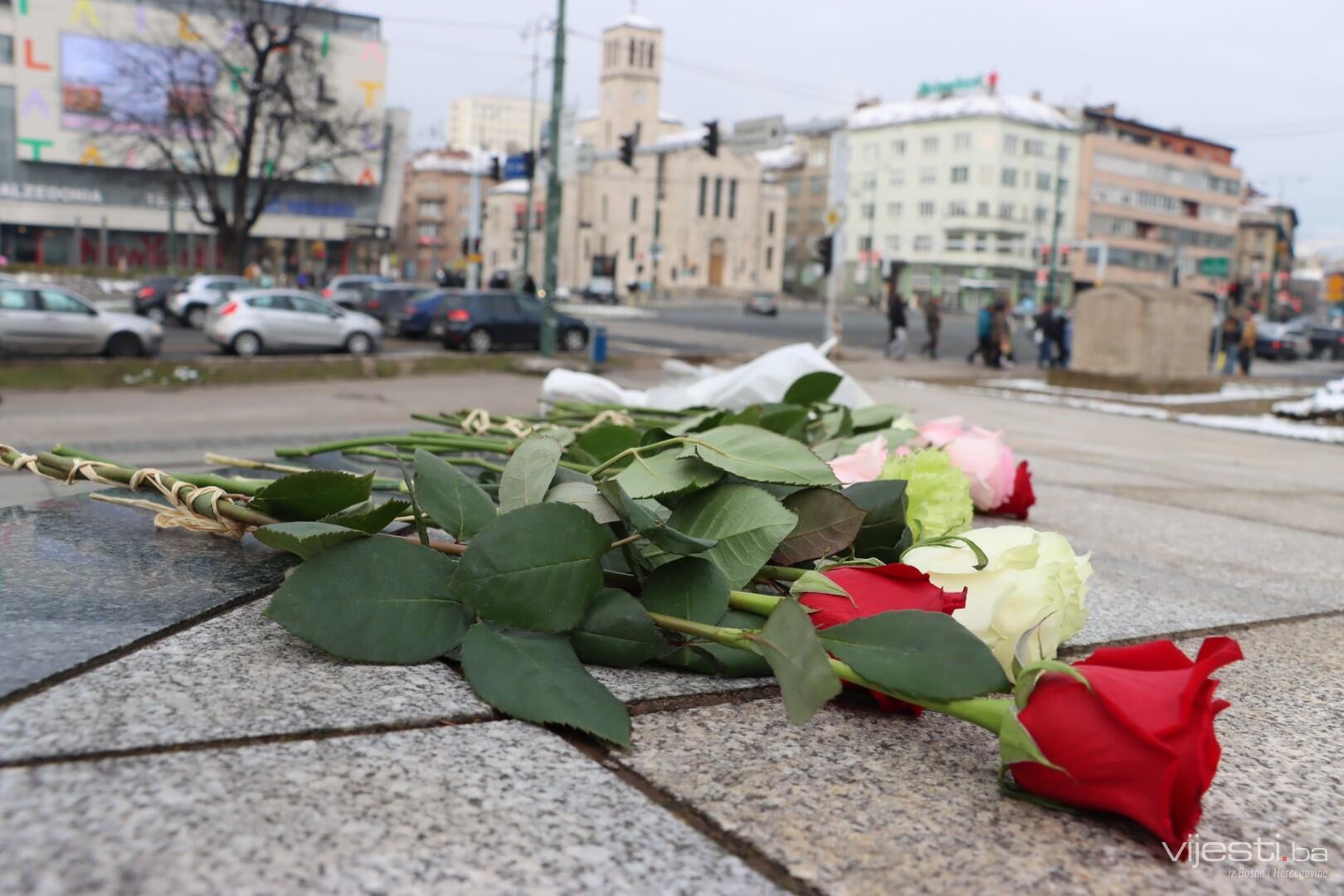 Građani Sarajeva ostavili cvijeće za ubijenu Inelu i njenog sina