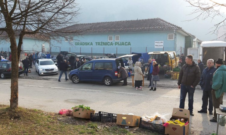 Gradska pijaca u Goraždu zaključana, prodaja na ulicama