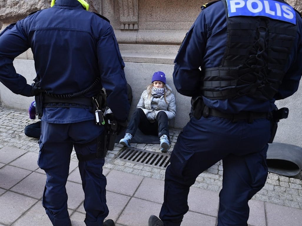 Pojavio se snimak: Policajci vukli Gretu Thunberg po asfaltu