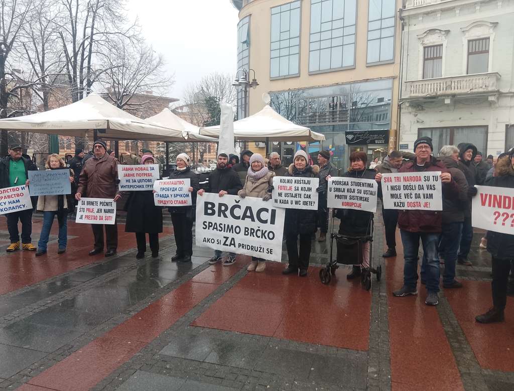 Grupa građana protestovala u centru Brčkog nezadovoljna stanjem u Distriktu