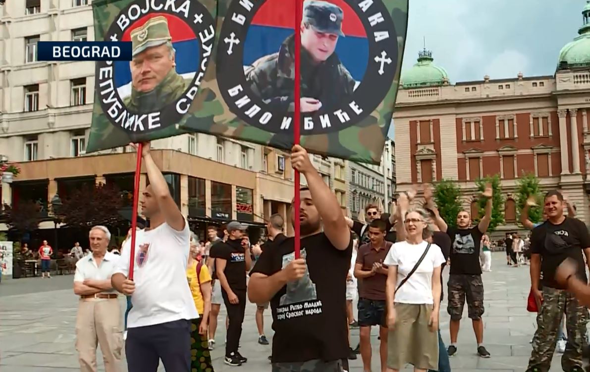 Beograd: Ometali odavanje počasti za Srebrenicu, skandirali Mladiću
