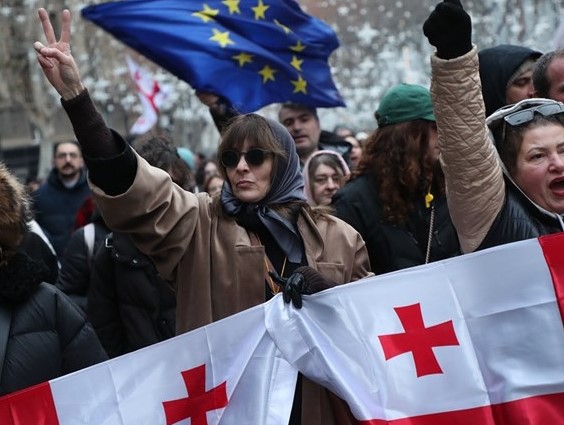 Gruzijci ne odustaju: Novi protesti na Badnjak, hiljade ih na ulicama