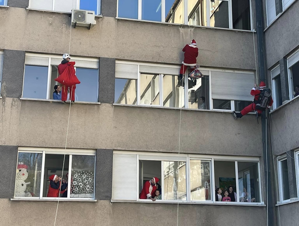 'GSS Mrazovi' su se spustili niz krov Kantonalne bolnice Travnik i iznenadili mališane