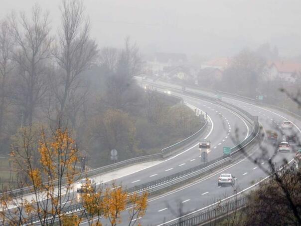 Gusta magla na autoputu Zenica - Sarajevo, upozorenje na odrone