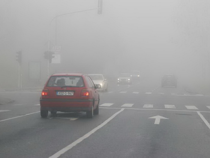 Gusta magla smanjuje vidljivost i otežava saobraćaj