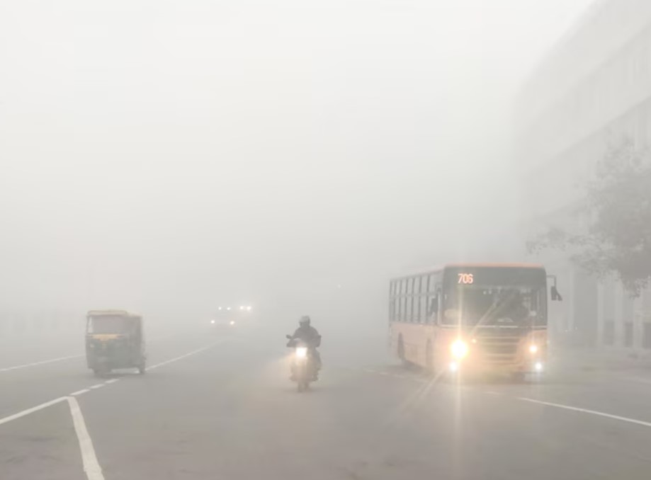 Gusti smog i zagađenje izazvali haos u saobraćaju u New Delhiju