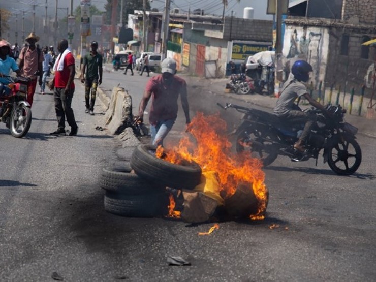 Haiti, zemlja u kojoj su bande preuzele vlast: Dim se diže iz smeća, gorak okus u zraku