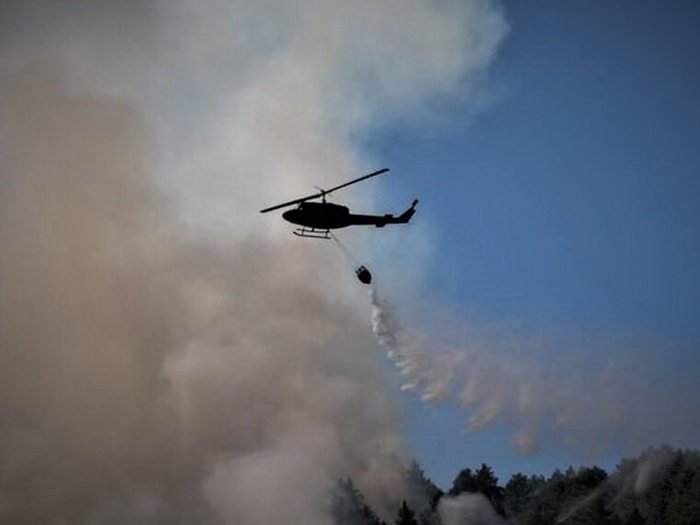 Helikopter MUP-a Srbije gasi veliki požar na području Srebrenice