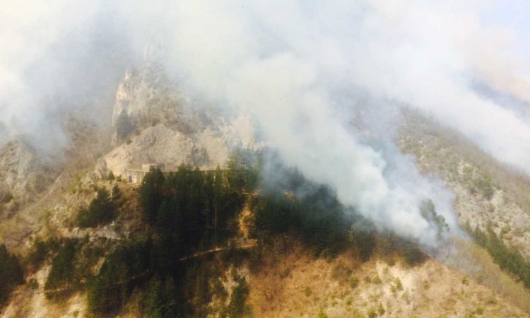 Helikopter Oružanih snaga BiH angažiran na gašenju požara kod Mostara